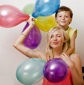 金发女人和小男孩在生日聚会上与世隔图片