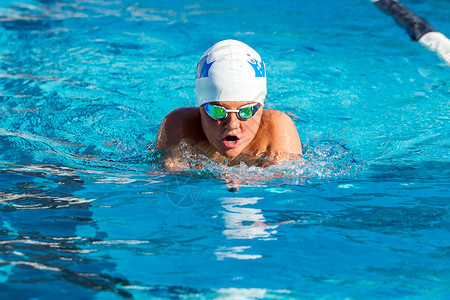 青年游泳运动图片