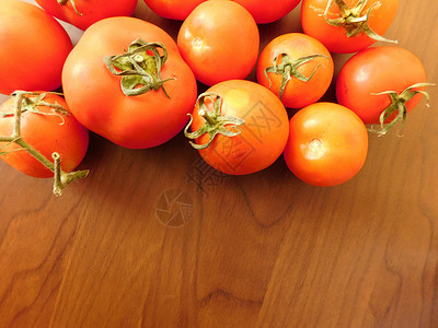 厨房桌子上的西红柿图片