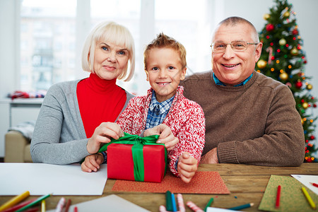 祖父母和孙子带着礼物盒在圣诞节前图片