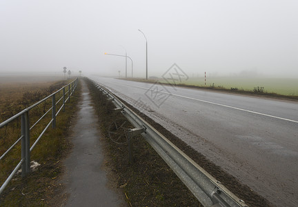 空旷的公路延伸到远方图片