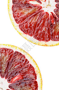两片白色背景上的成熟血橙图片