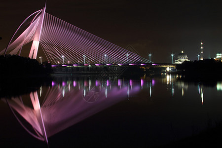 深夜的SeriWawasan大桥Putrajaya图片