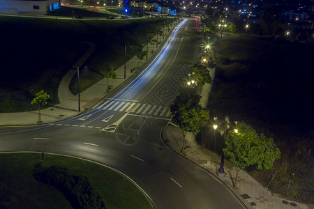 西班牙奥维耶多市街道的夜景图片