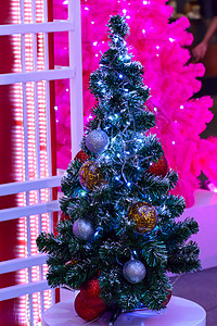 一棵圣诞树装饰着图片