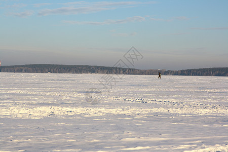 冰上渔民用设备捕鱼图片
