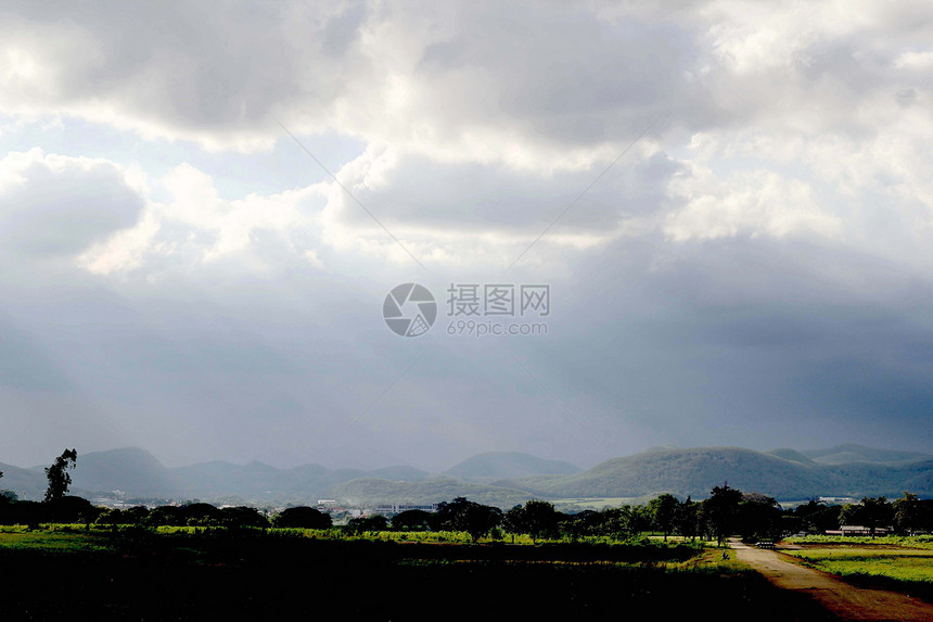 黑暗中夕阳照耀的道路图片