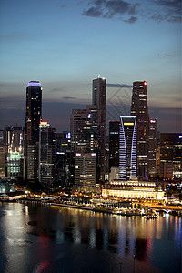 晚上在东南亚的新加坡市新加坡河的银行季度图片