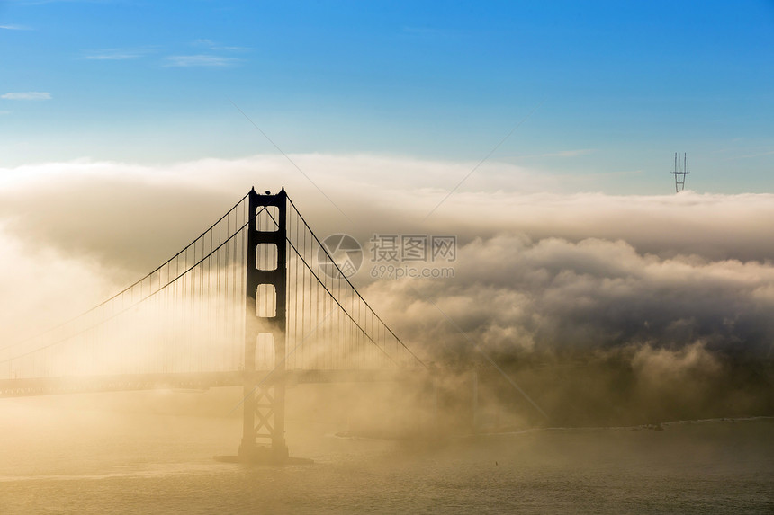 美国旧金山门大桥的低雾图片