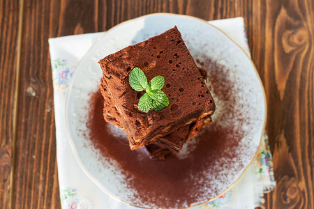 木本背景的自制蛋糕巧克力巧克力蛋图片