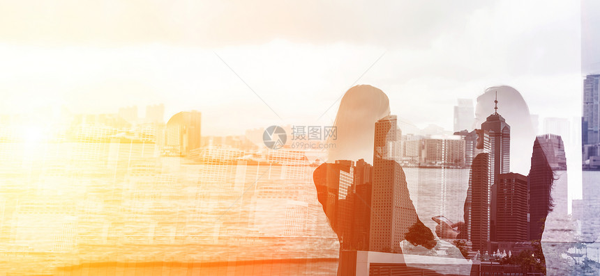 两名女商人的休眠片在亚洲香港远处展露图片