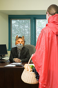 办公室里穿着戏服的同事图片