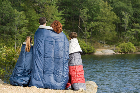 湖边睡袋里的一家人图片