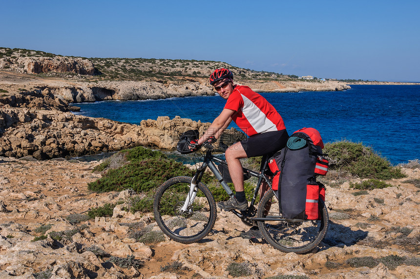 山地自行车沿着陡峭的海岸骑行塞浦路斯图片