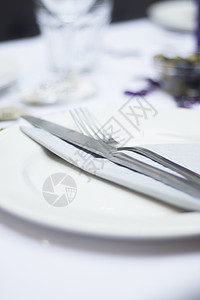 婚宴桌布上的刀叉餐具图片
