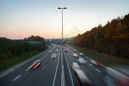 日落时繁忙的高速公路交通图片