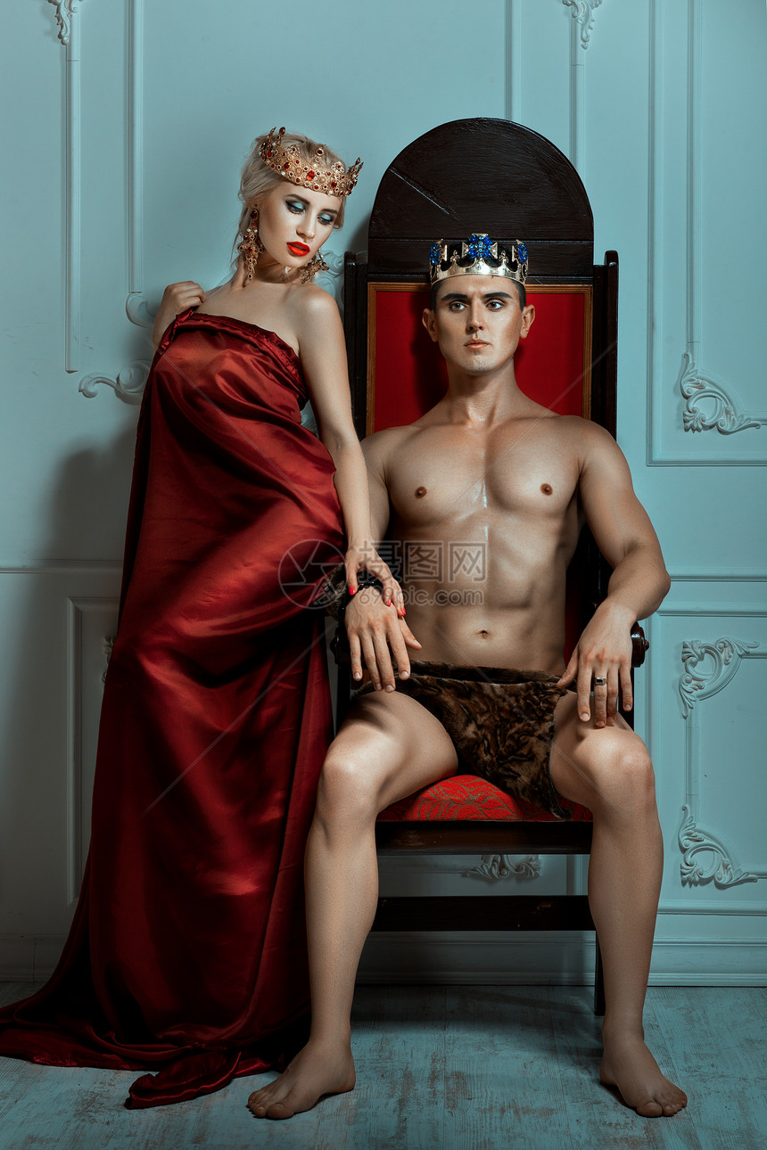 坐在王后宝座上的男王是个女人男人是图片