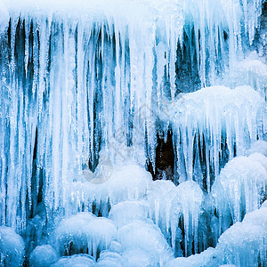 岩石上的蓝色冰柱结冰的瀑布图片
