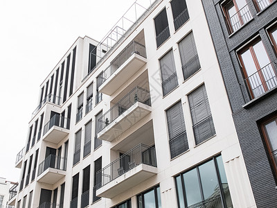 展望现代城市公寓有阳台和黑白外墙的现图片