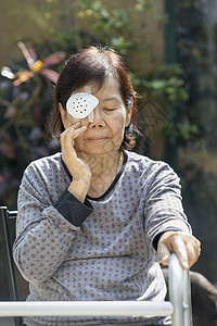 白内障手术后老年人使用眼罩图片