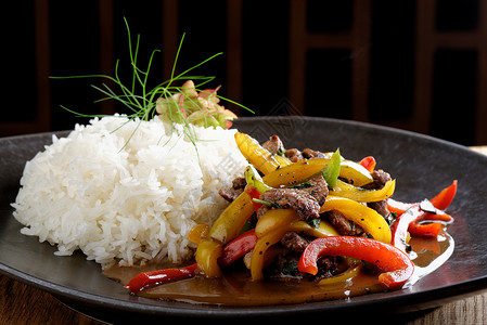 蔬菜和米饭炒牛肉图片