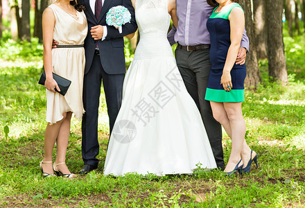 与新娘和新郎的婚礼客人婚礼派对图片