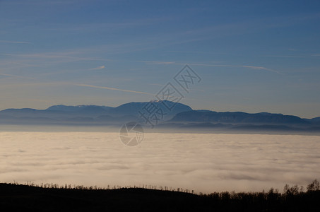 山谷深处的雪山和浓雾图片