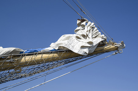 帆船在游艇上用帆杆顶起帆图片