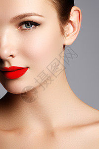 美丽的金发模特女人脸蓝色的眼睛和完美的化妆隔离在白色背景图片
