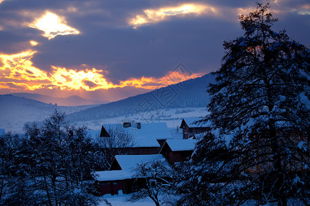 保加利亚小山村的日落图片