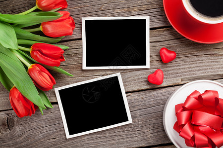 红色郁金香礼品盒和情人节日照片框带有复制空图片