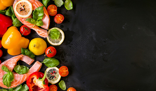 生鲑鱼牛排和在黑暗背景下烹饪的新鲜原料框架菜单健康和饮食物概图片