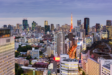 东京日本向东京塔的城市景观图片