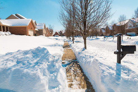 美国郊区的雪街冬天的风景图片