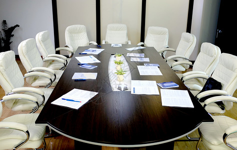 带大圆桌和椅子的会议室图片
