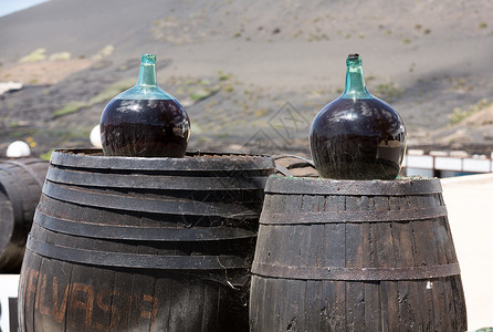 桶和大瓶用葡萄酒malvasia西班图片