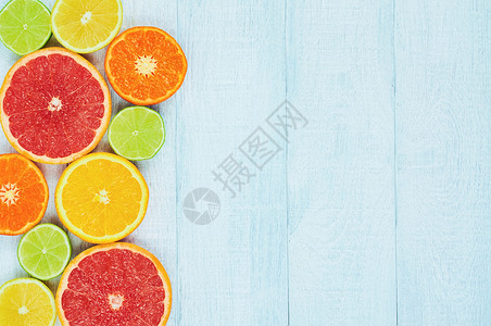 柑橘橙子石灰葡萄果橘子和柠檬在白木桌背景面上图片