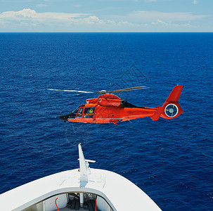救援直升机在船只旁边图片