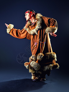 美丽的年轻女孩身着北方小民族的传统服装图片