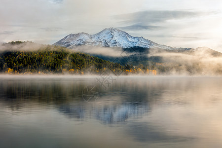 透明蒙版美丽的沙斯塔山背景