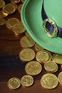 圣帕特里克节快乐绿色小妖精帽子黑色木质背景的金子覆盖图片