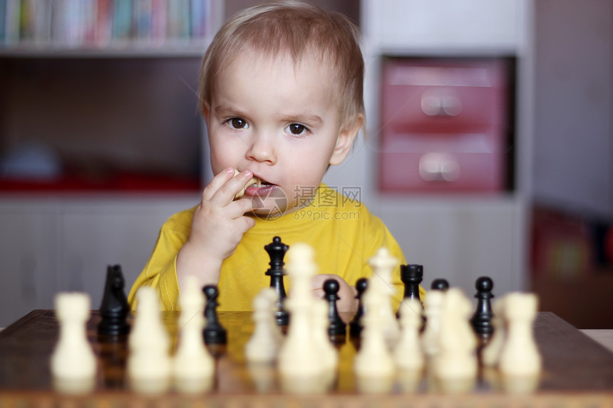 在家国际象棋锦标赛儿童智能游戏教育概念室内肖像等比赛中试图解答自图片