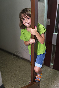 淘气的小女孩在梯子上图片