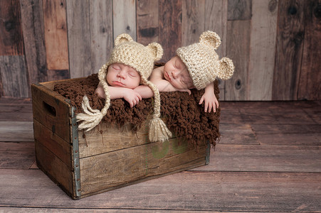 四周的兄弟双胞胎新生婴儿男孩图片