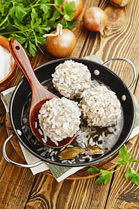 煎锅上的米饭肉丸图片