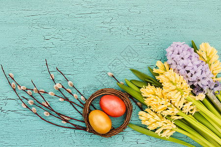 复活节鸡蛋和春花复活节背景复制空图片