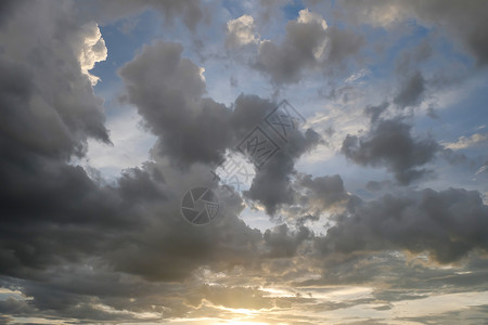 日落时的云层天上戏剧天空图像图片