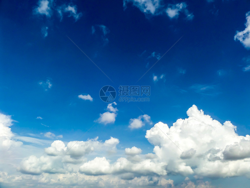 夏日随风飘动的白云蓝天图片