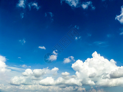 夏日随风飘动的白云蓝天图片