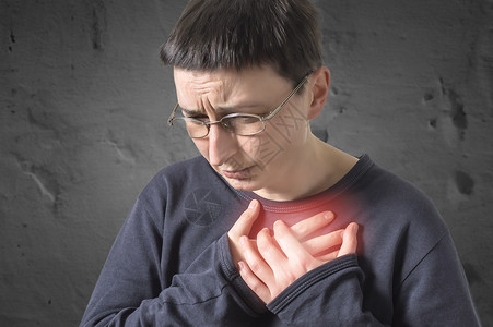 心脏病发作胸部疼痛健康问题图片